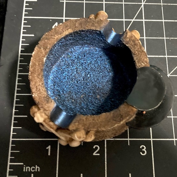 Vintage Skull and CrossBones Halloween Resin Ashtray - Picture 2 of 12